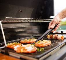 Plynový, elektrický, nebo na uhlí? Objevte nejvhodnějšího parťáka na grilování