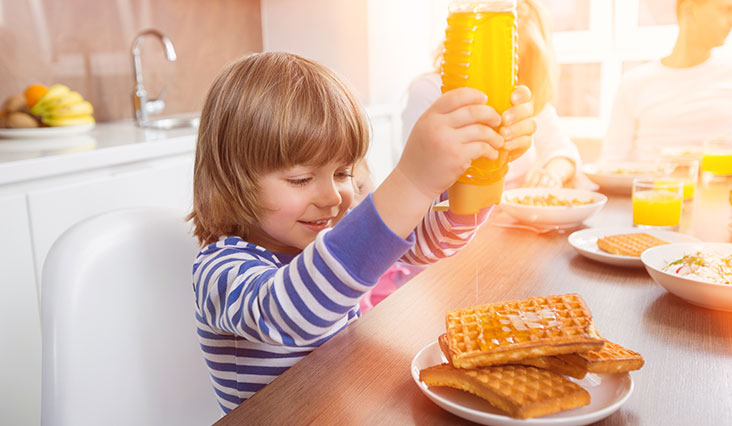 Přírodní náhražky cukru – je kokosový cukr lepší než med?