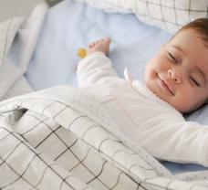 Různé typy a fáze spánku u miminek