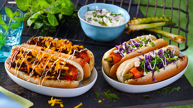 Chilli cheese dogs a mrkvové veganské hotdogy