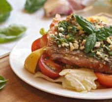 Salmone con salsa di erbe aromatiche (pečený losos s bylinkami)