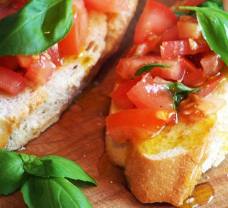 Bruschetta al pomodoro (bruschetta s rajčaty)