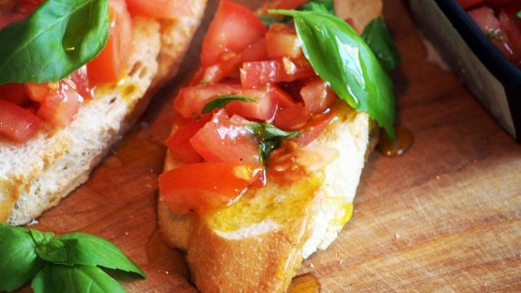 Bruschetta al pomodoro (bruschetta s rajčaty)