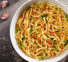 Tagliatelle aglio olio s paprikou a rukolou