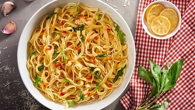 Tagliatelle aglio olio s paprikou a rukolou