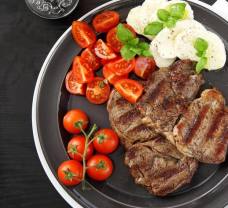 Hovězí steak na grilu s cherry rajčátky, bazalkou a mozzarellou