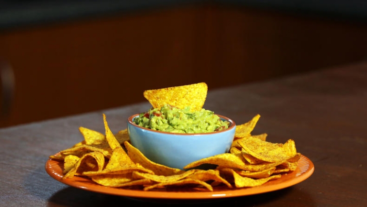 Rychlé avokádové guacamole s čerstvým koriandrem a cherry rajčátky