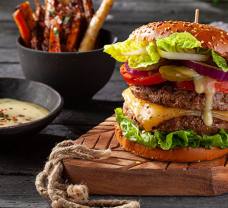 Šťavnatý dvojitý hamburger na grilu se zeleninovými hranolky