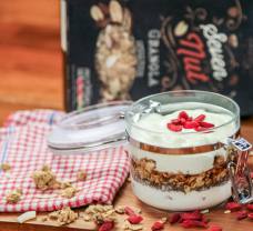 Snídaně do práce: jogurt s müsli, javorovým sirupem a superfoods