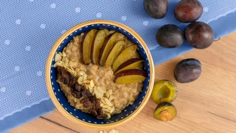 Veganská ovesná kaše s jablečným moštem