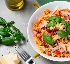 Fusilli s rajčatovou omáčkou a slaninou