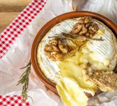 Camembert zapečený s ořechy a rozmarýnem