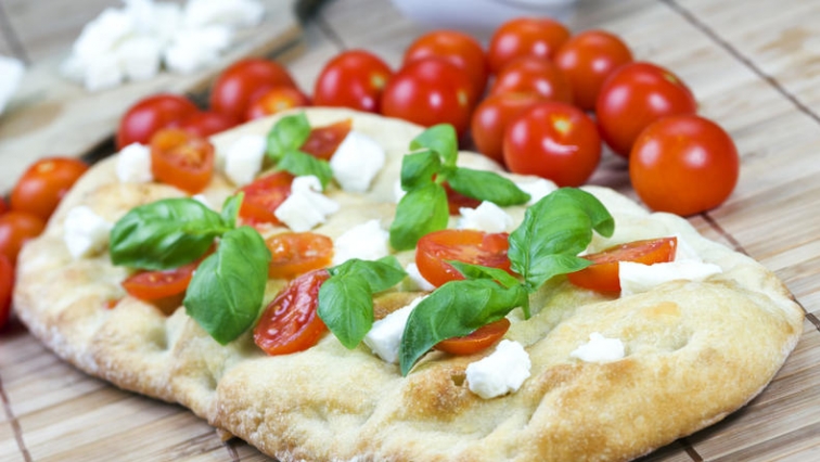 Focaccia obložená rajčaty, bazalkou a mozzarellou bez lepku