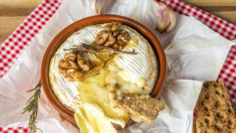 Camembert zapečený s ořechy a rozmarýnem