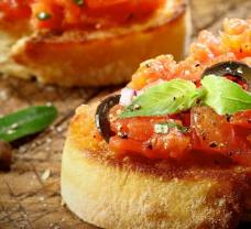 Italská bruschetta s rajčaty a bazalkou