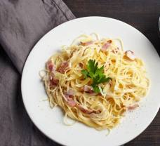 Italské špagety carbonara s prosciuttem crudem, parmazánem a čerstvou petrželkou