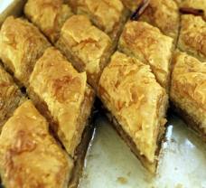 Baklava s ořechy skořicí a sladkým medovým sirupem