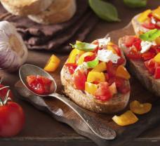 Domácí bruschetta s rajčaty a mozzarellou