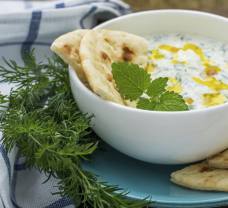 Tzatziki s nízkým obsahem laktózy s domácí chlebovou plackou