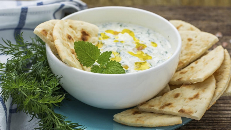 Tzatziki s nízkým obsahem laktózy s domácí chlebovou plackou