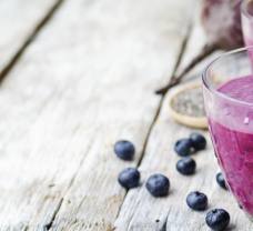 Banánovo-borůvkové smoothie s chia semínky a kokosem