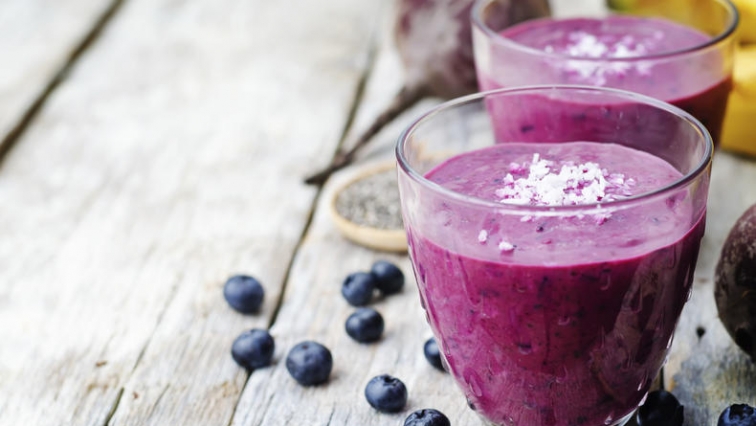 Banánovo-borůvkové smoothie s chia semínky a kokosem