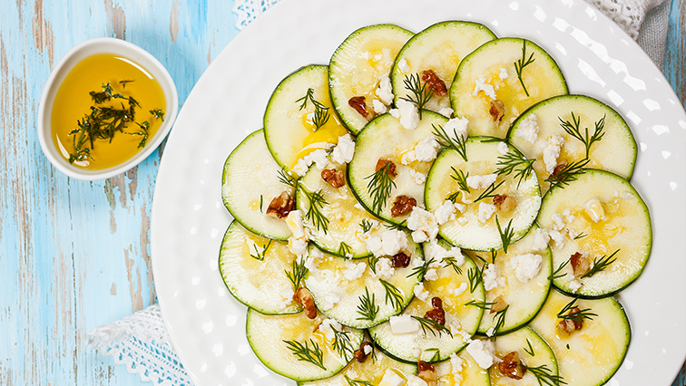 Bio cuketové carpaccio se sýrem feta, koprem a citrusovou zálivkou