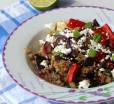 Quinoa s pečenou zeleninou a balkánským sýrem