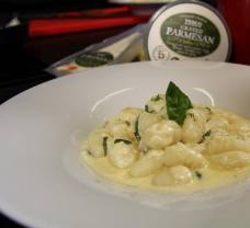 Gnocchi s omáčkou quattro formaggi a čerstvou bazalkou