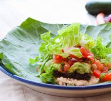 Veganský salátový wrap s avokádem, rajčátky a fazolemi