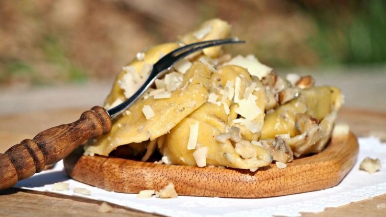 Tortellini con gorgonzola e noci (tortellini s gorgonzolou a vlašskými ořechy)