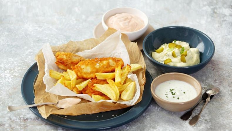 Fish and chips se třemi druhy omáček