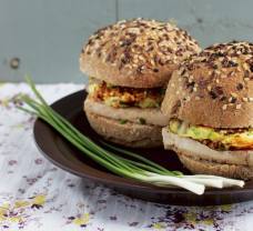 Vegetariánský burger s tofu a vaječnou omeletou