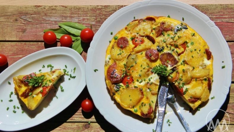 Bramborová tortilla s chorizem a žampiony (Tortilla de patatas)