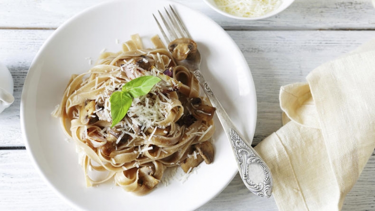 Tagliatelle s restovanými houbami, parmazánem a čerstvou bazalkou