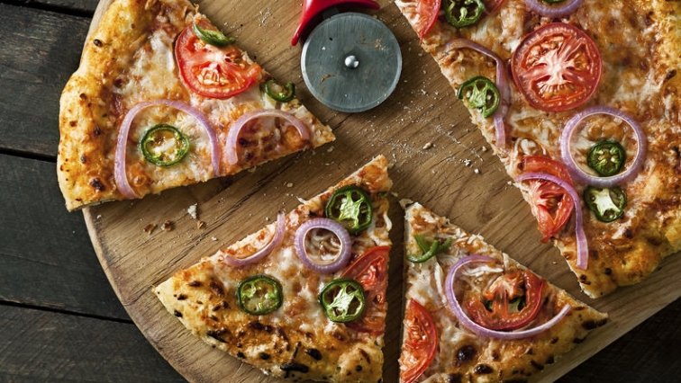 Pizza s rajčaty a papričkami jalapeňos