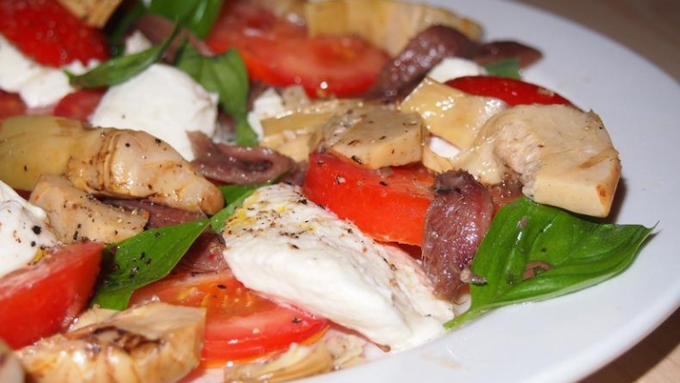 Insalata fresca con carciofi e alici (čerstvý salát s artyčoky)