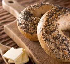 Bagel sypaný mákem a sezamem