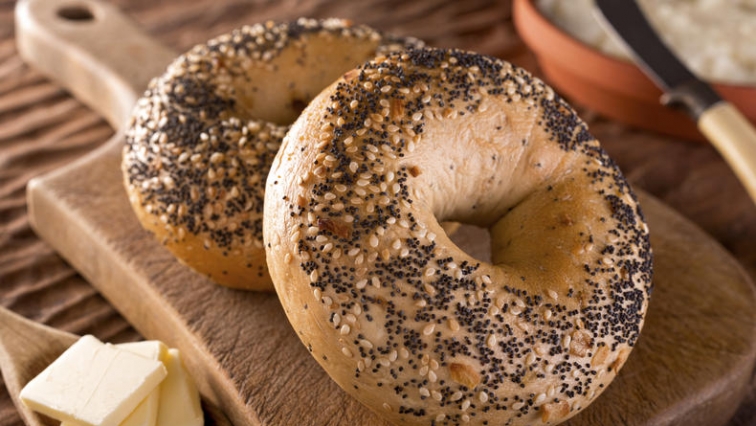 Bagel sypaný mákem a sezamem