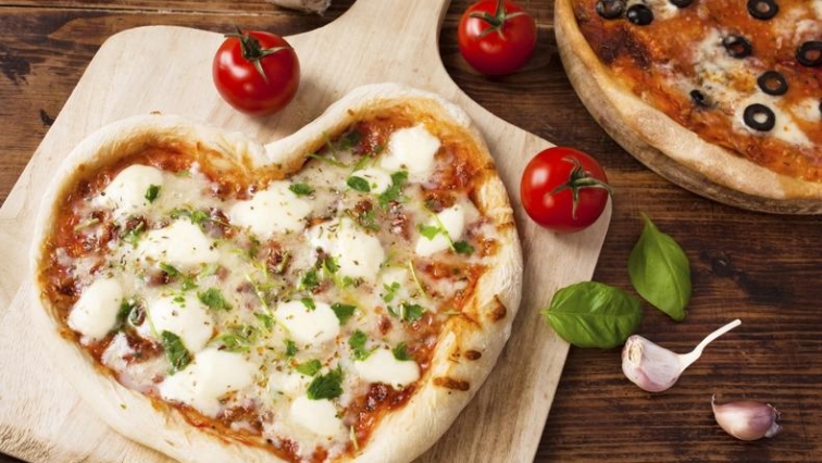 Srdíčková pizza s mozzarelou a rajčaty