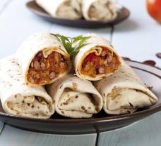 Burritos plněné směsí mletého masa a červenými fazolemi