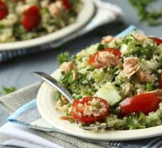 Quinoa salát s lososem, zeleninou a svěží zálivkou