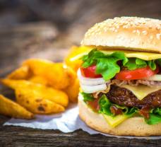 Americký burger se slaninou a cheddarem