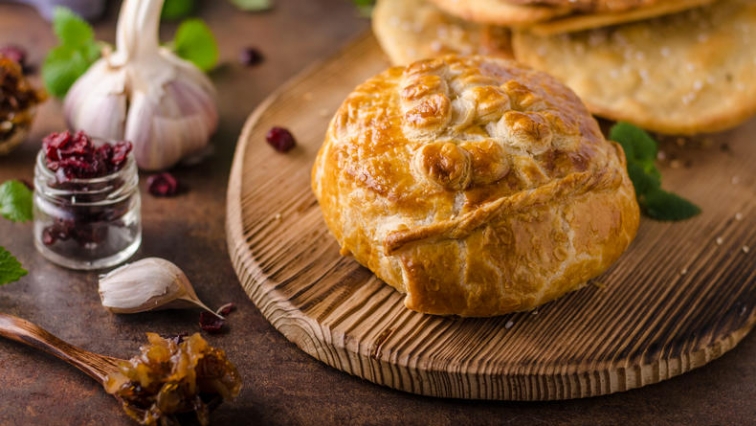 Camembert v těstíčku s brusinkovou omáčkou