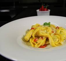 Tortelloni plněné špenátem a ricottou s chilli papričkou restovanou na olivovém oleji