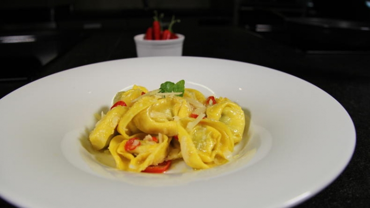 Tortelloni plněné špenátem a ricottou s chilli papričkou restovanou na olivovém oleji