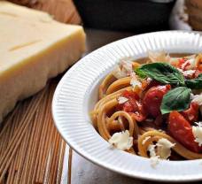 Spaghetti integrali con pomodorini (celozrnné špagety s cherry rajčátky)