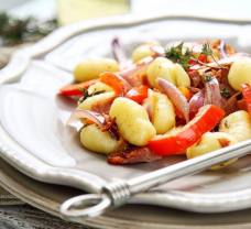 Gnocchi s italskou šunkou paprikou a červenou cibulí