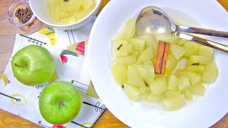 Rychlý jablečný kompot se skořicí a hřebíčkem