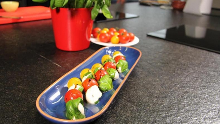 Restované špízky caprese s krémovým balsamicem